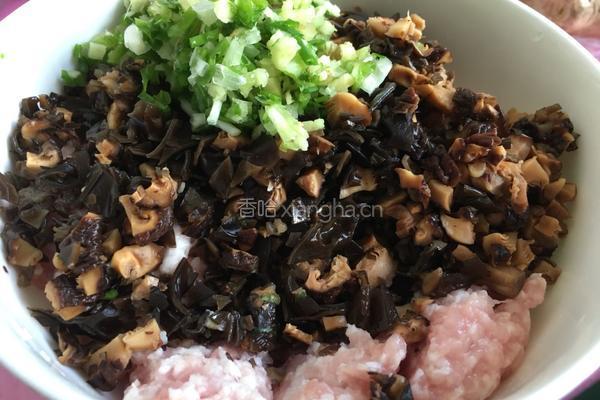 香菇木耳猪肉小笼包的做法图解3