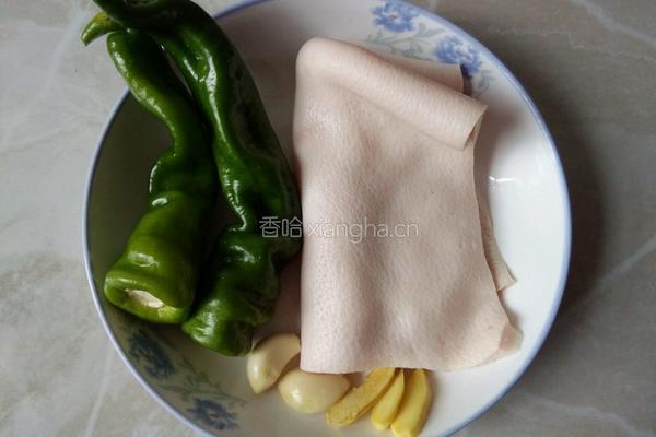 青椒炒肉皮的做法图解1