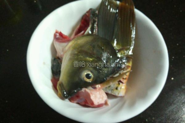 鱼头鱼尾青菜汤的做法图解1