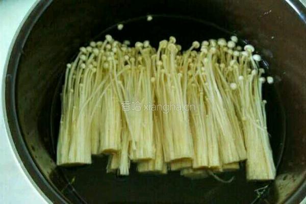 油爆金针菇的做法图解1
