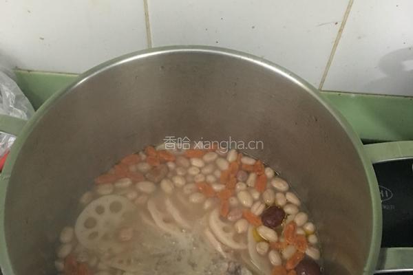 排骨蓮藕湯的做法图解1