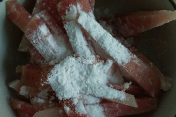 辣椒炒肉的做法图解1
