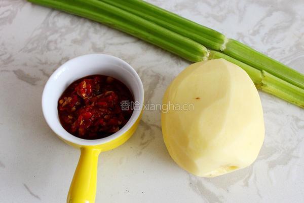 剁椒西芹土豆丝的做法图解1