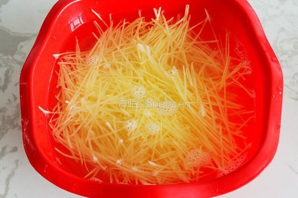 剁椒西芹土豆丝的做法图解2