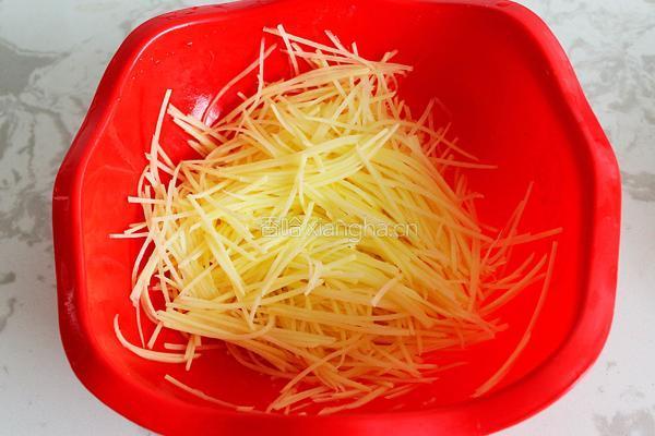 剁椒西芹土豆丝的做法图解3