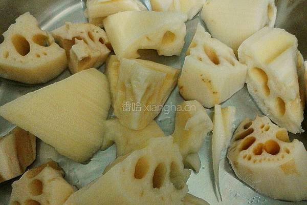 莲藕马蹄排骨汤的做法图解2