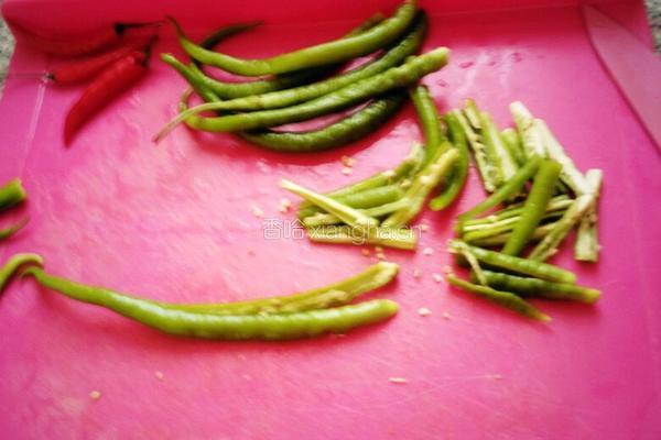 香菜炒肉丝的做法图解3