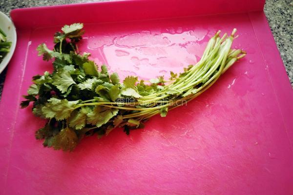 香菜炒肉丝的做法图解4