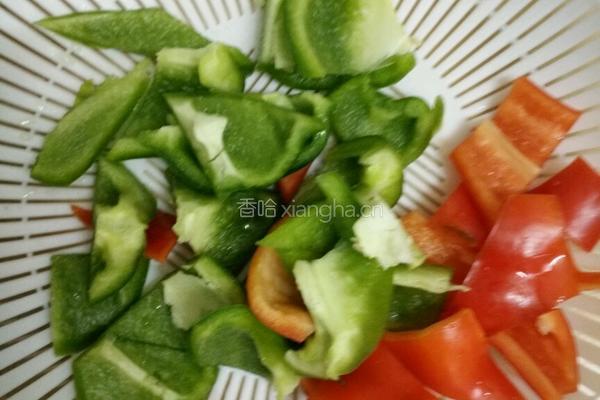 青红辣椒炒鸡腿肉的做法图解2
