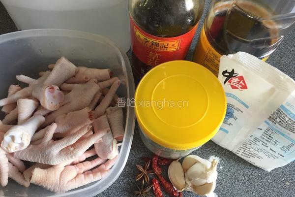 蒜香鸡爪的做法图解1