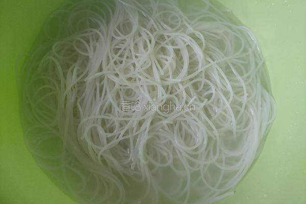 番茄酱炒米粉的做法图解1