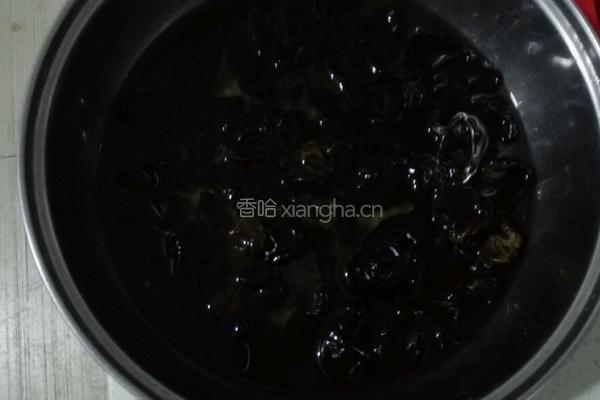 黑木耳红枣汤的做法图解2