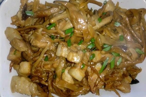 五花肉炖黄花菜的做法图解9