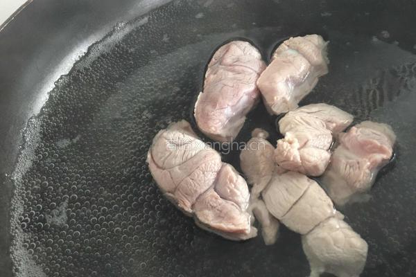 猪肉炖冬虫草的做法图解3