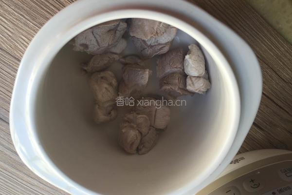 猪肉炖冬虫草的做法图解4