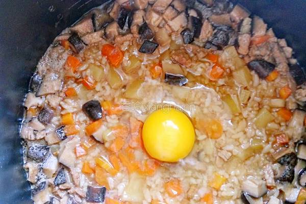 香菇土豆胡萝卜焖饭的做法图解5