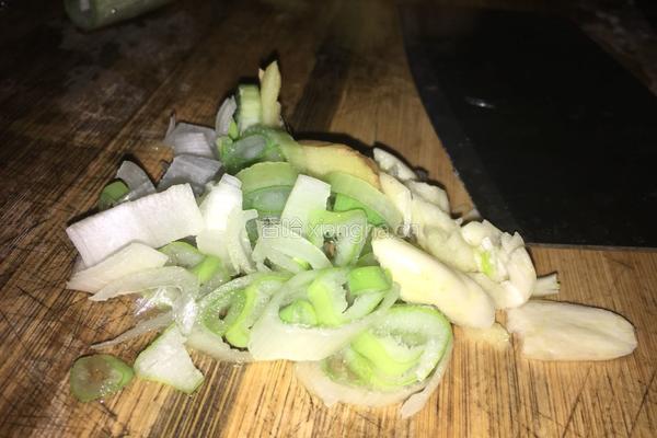 青椒炒蛋的做法图解1