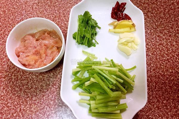 芹菜炒肉的做法图解1