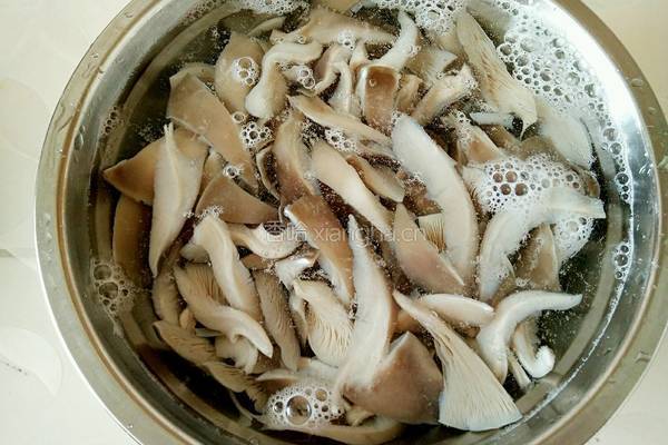 孜然平菇炒鸡蛋的做法图解5