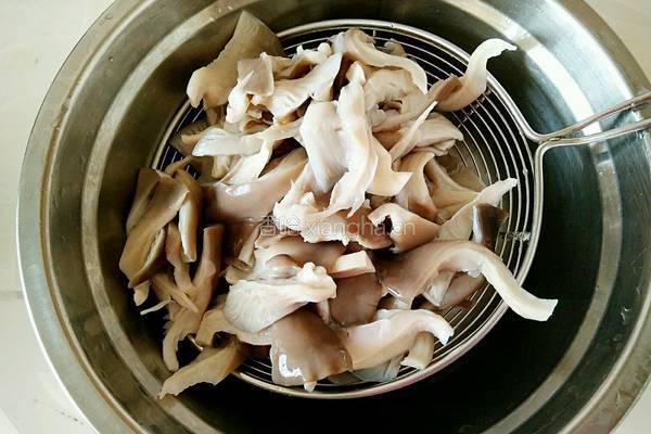 孜然平菇炒鸡蛋的做法图解6