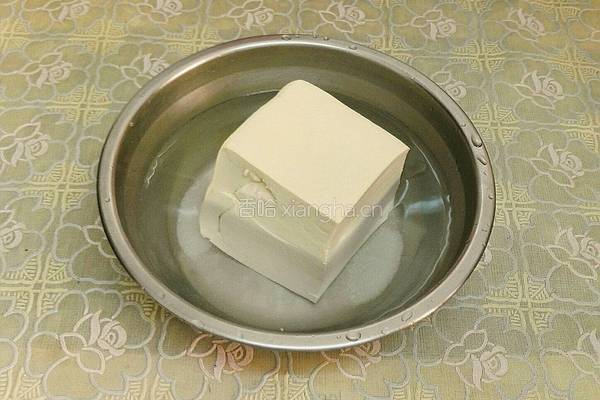 沙茶酱豆腐炒青瓜粒的做法图解1