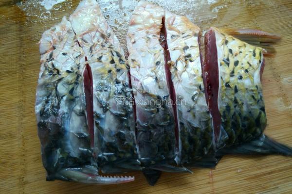 野生鲤鱼炖茶油的做法图解1