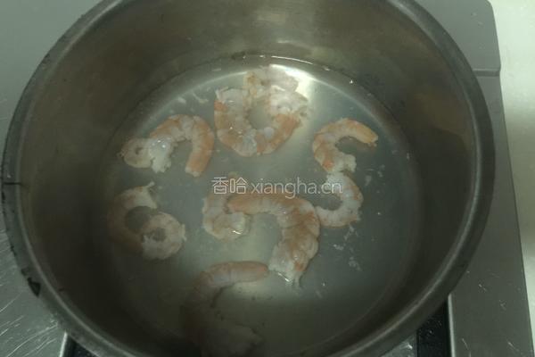 虾仁通心意面的做法图解3