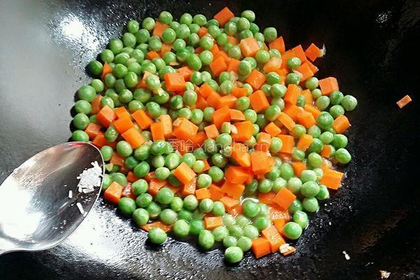 豌豆米炒肉丁的做法图解17