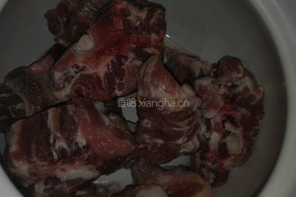 东北炖 脊骨炖土豆的做法图解1