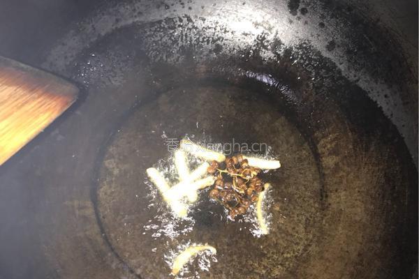 烟熏肠炒蒜薹的做法图解4