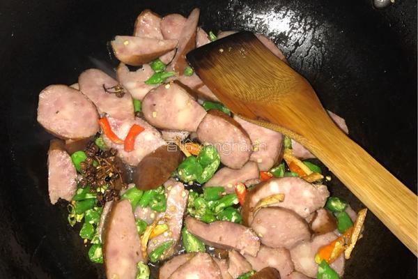 烟熏肠炒蒜薹的做法图解5