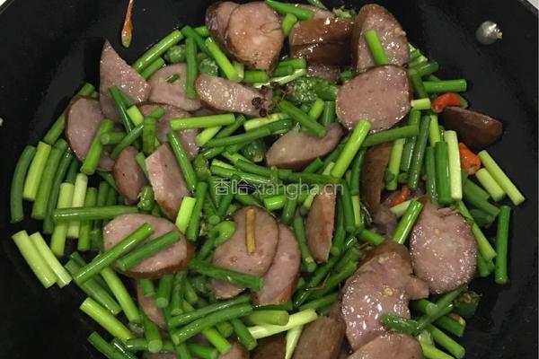 烟熏肠炒蒜薹的做法图解6