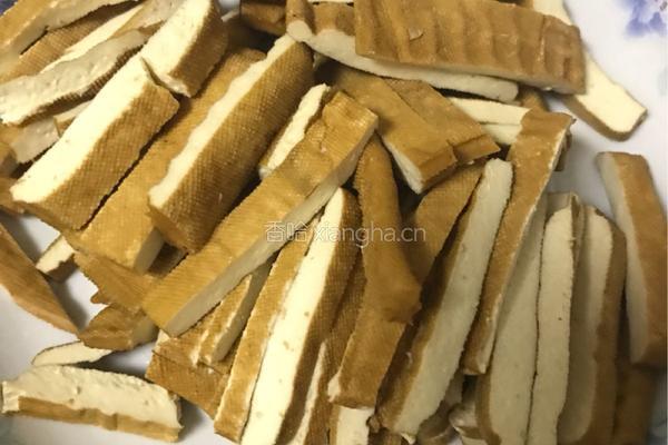 蒜苗炒香干的做法图解1