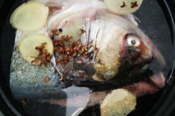 砂锅鱼头豆腐的做法图解3