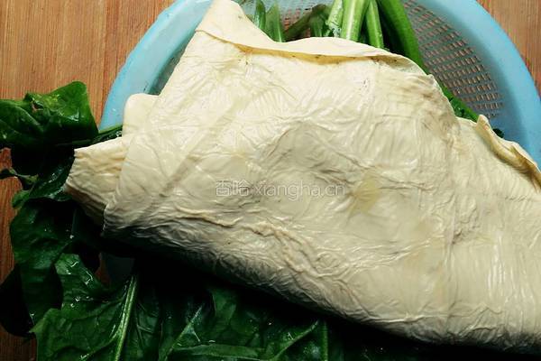 菠菜拌油豆皮的做法图解1