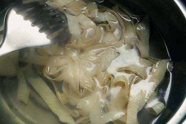 菠菜拌油豆皮的做法图解3