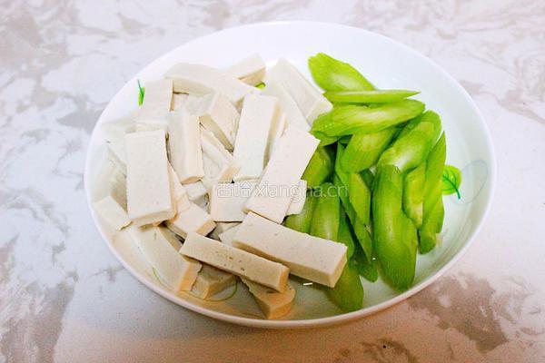 西芹千叶豆腐的做法图解3