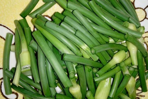 五花肉炒蒜苔的做法图解1