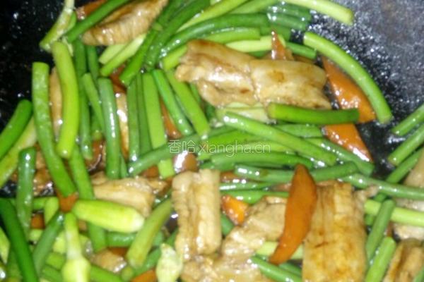 五花肉炒蒜苔的做法图解7
