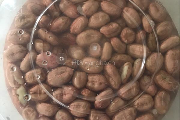 水煮五香花生米的做法图解1
