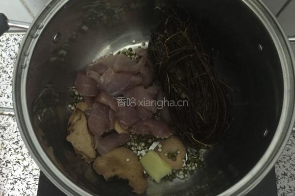 鸡骨草薏米茯苓煲瘦肉(祛湿汤)的做法图解3