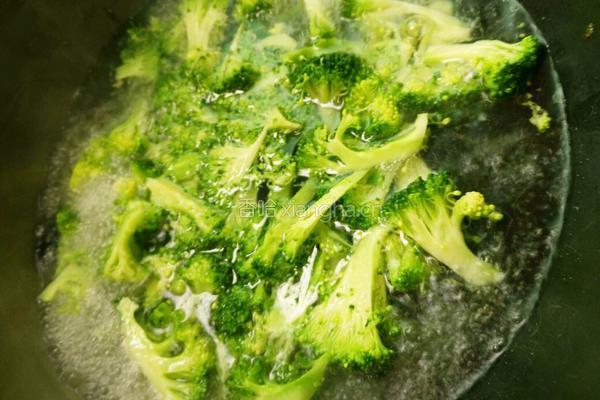 西兰花炒肉末的做法图解2