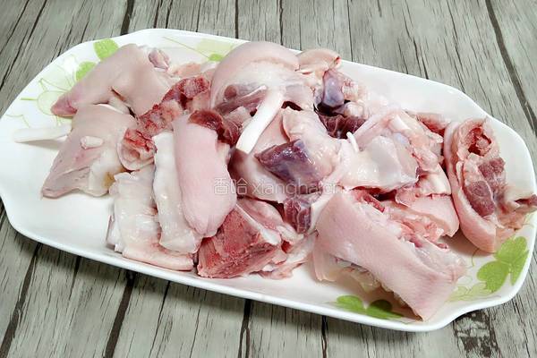 酸菜烧猪手的做法图解1