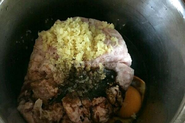 白菜香菇肉包子的做法图解2