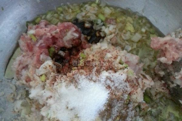 香菇白菜虾皮包的做法图解2