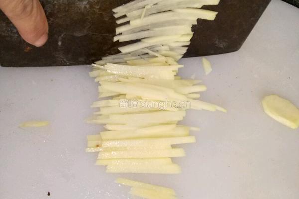 鸡蛋饼卷土豆丝儿的做法图解1