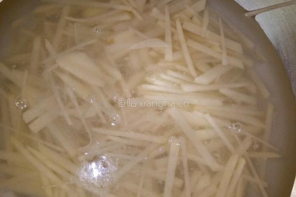鸡蛋饼卷土豆丝儿的做法图解2