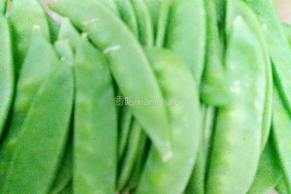 胡萝卜炒豌豆角的做法图解2