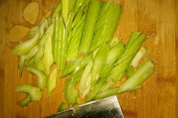 芹菜炒鸡蛋的做法图解3