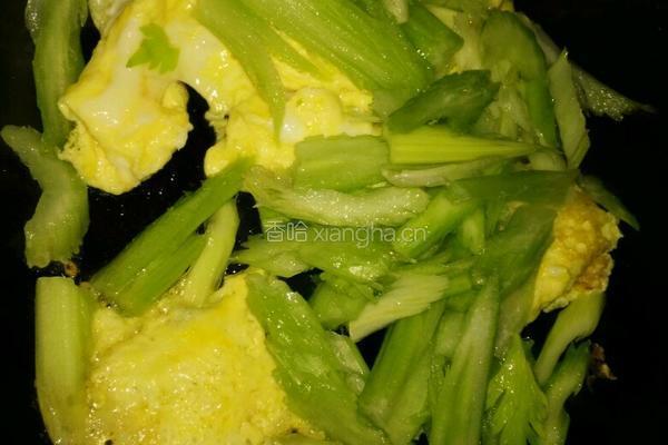 芹菜炒鸡蛋的做法图解5